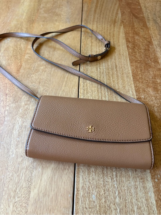 Tory Burch Handbags - Tory Burch Pebbled camel Leather Crossbody in Warm Tan with Gold Logo